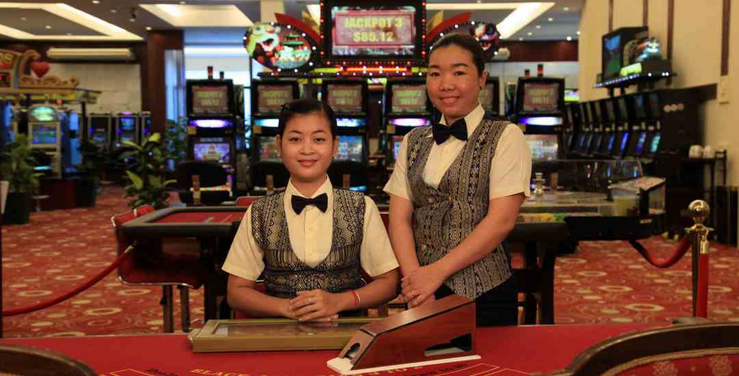 Những nhân viên chuyên nghiệp tại Holiday Palace Resort & Casino